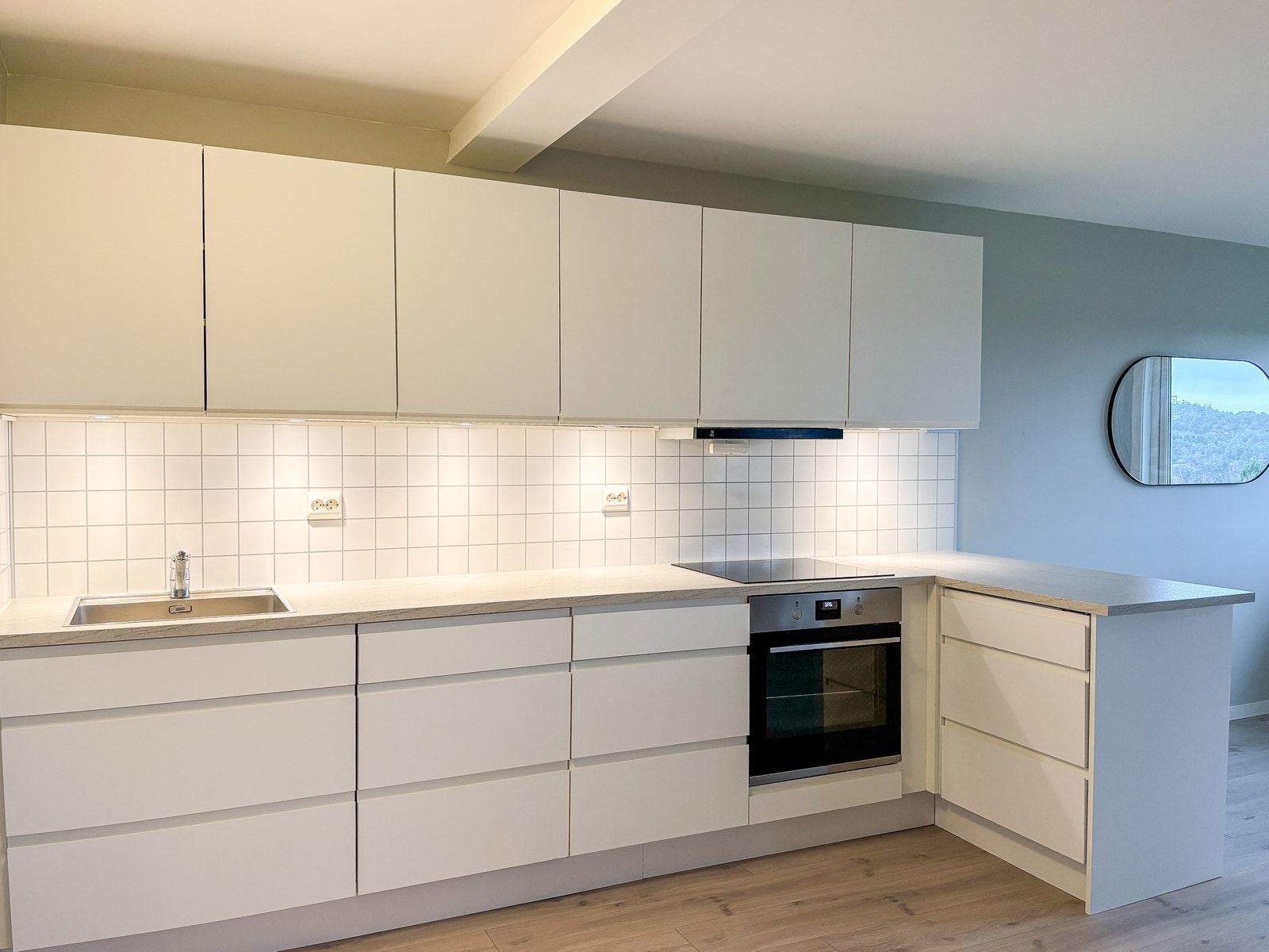 Fint og moderne kjøkken med integrerte hvitevarer. Galleribilde