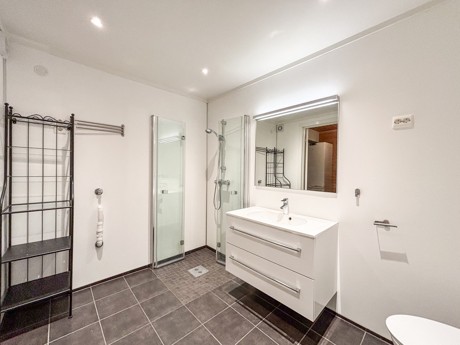 Fint og lyst baderom med stort baderomsmøbel. Galleribilde