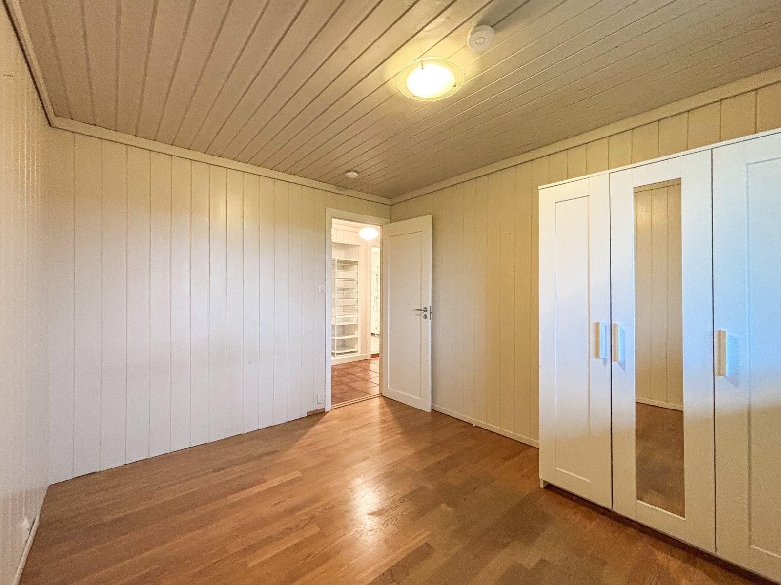 Garderobeskapet medfølger. Galleribilde