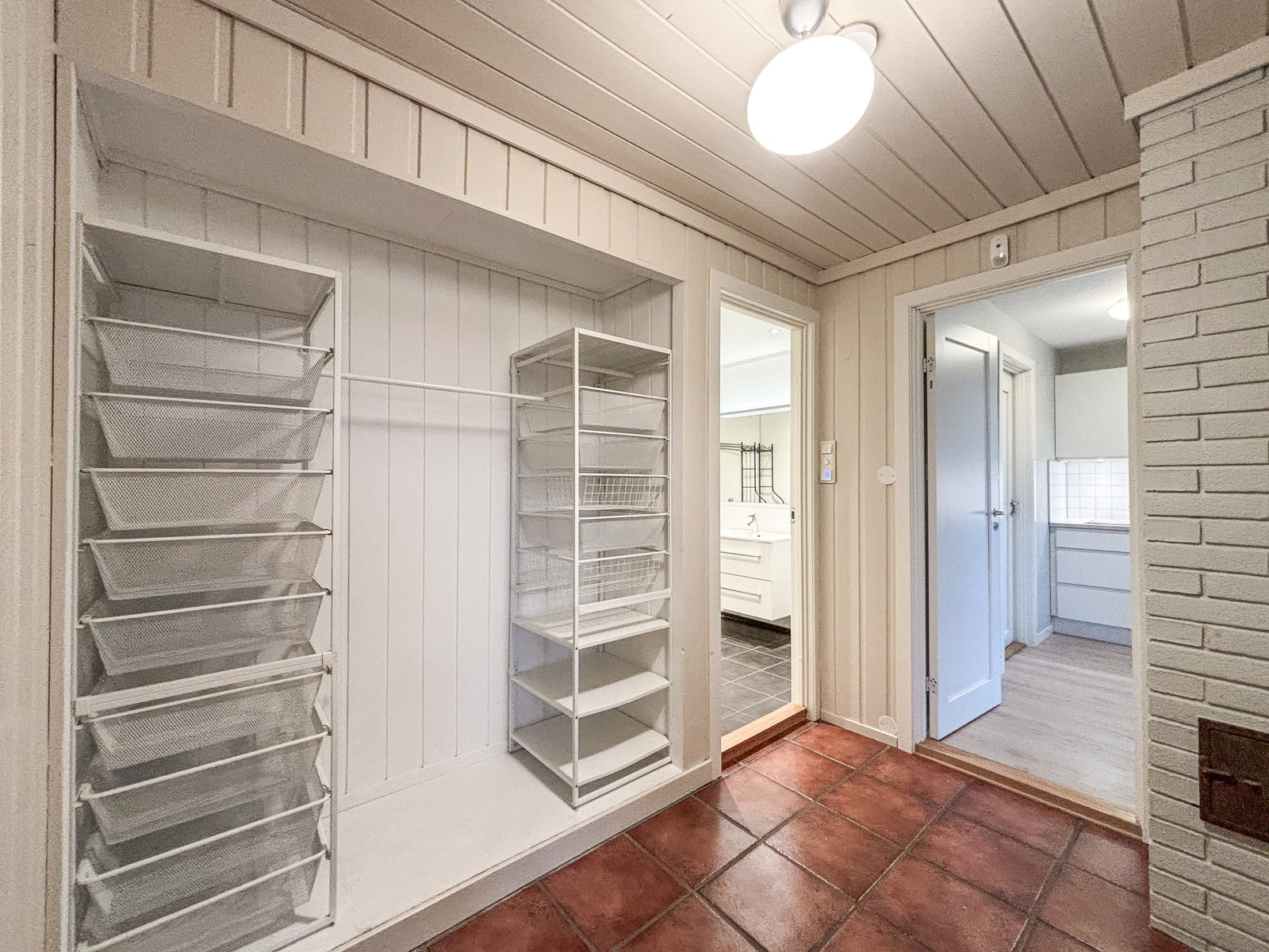 Gang med god oppbevaringsløsning. Galleribilde