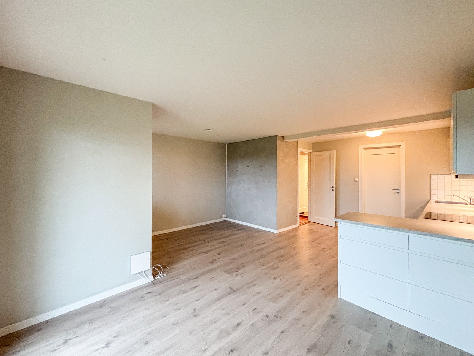 Leiligheten er malt i lyse og behagelige farger som skaper et lunt og koselig hjem. Galleribilde