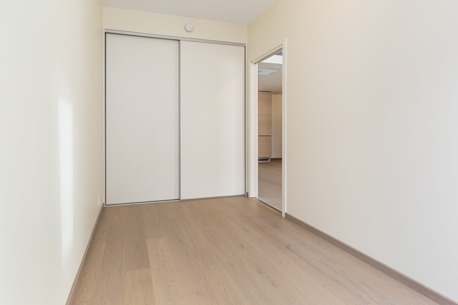 Integrert skyvedørsgarderobe. Galleribilde