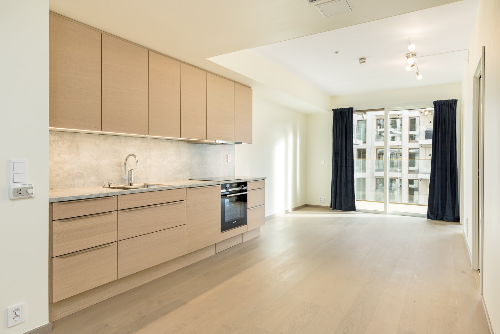 Lekkert kjøkken med integrerte hvitevarer. Utenfor bildet er det integrert kjøl/frys. Galleribilde