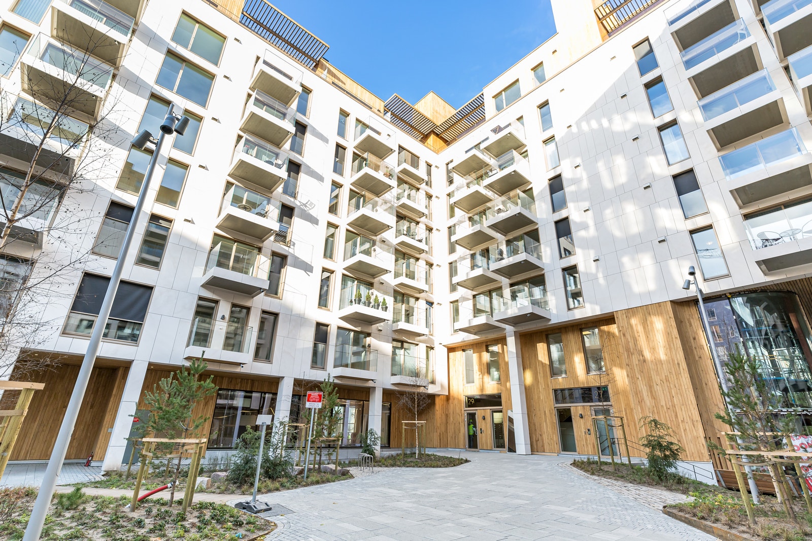 Leilighetens balkong vender ut mot hyggelig bakgård. Galleribilde