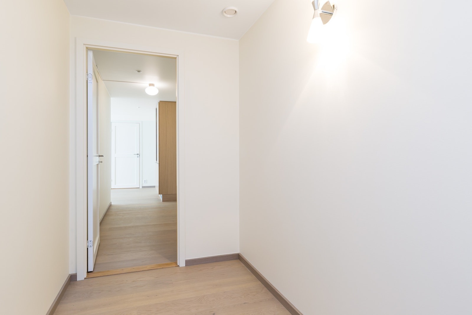 Romslig entré. Galleribilde