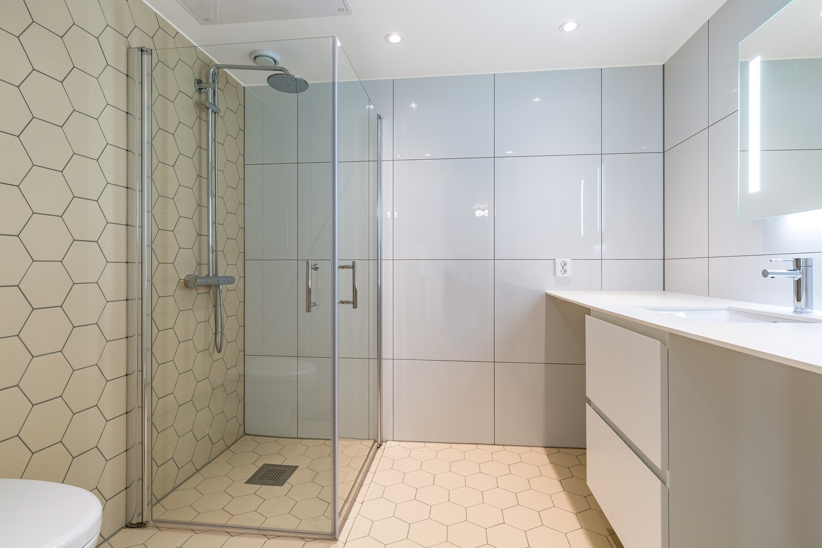 Badet har opplegg for vaskemaskin og tørketrommel. Galleribilde