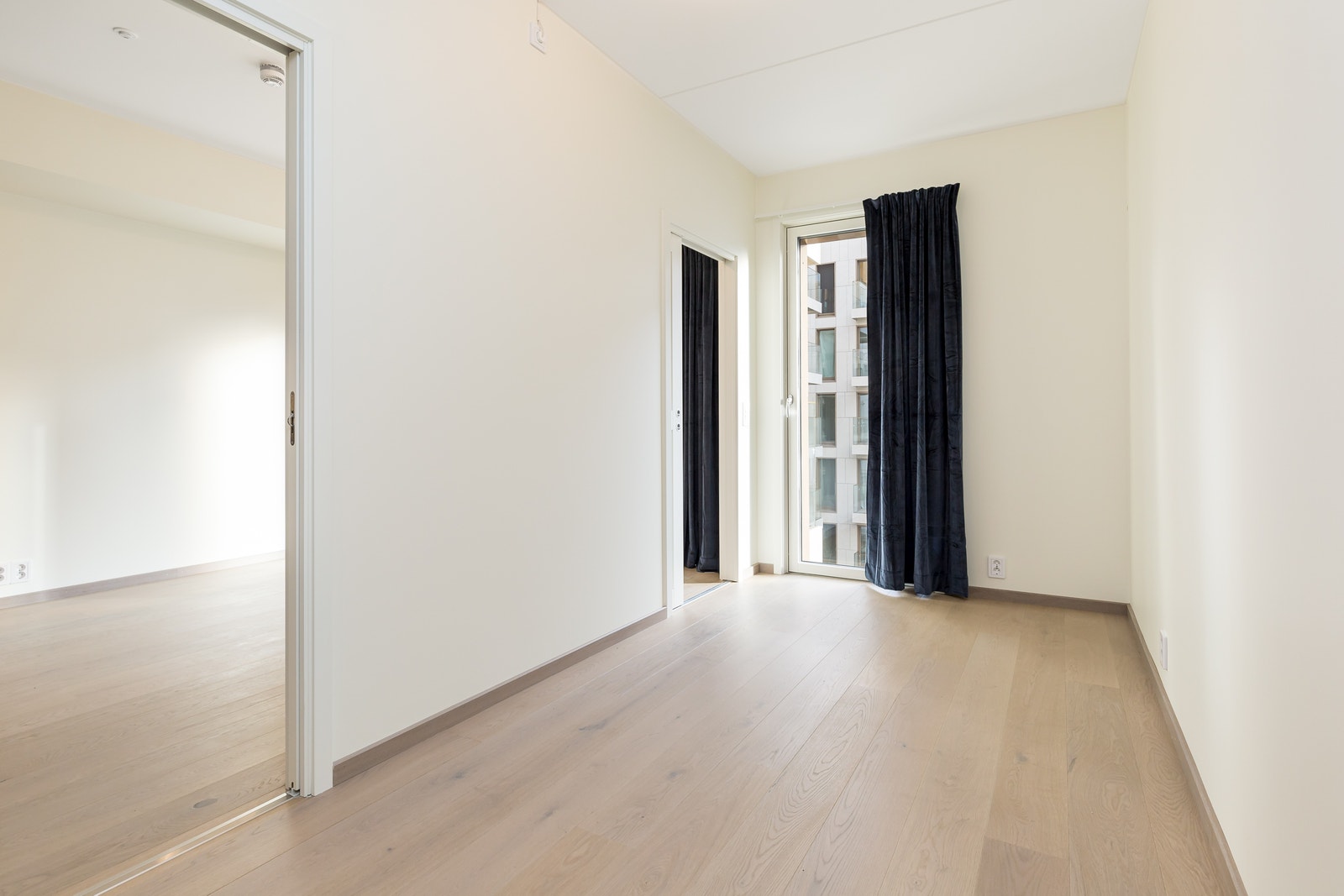 Delikat soverom med god plass til dobbeltseng. Galleribilde