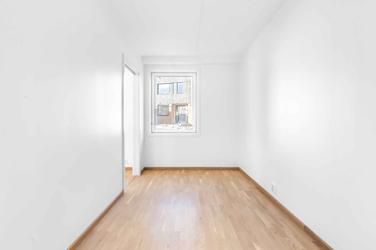 Soverom med skyvedør på hver side av rommet. Galleribilde