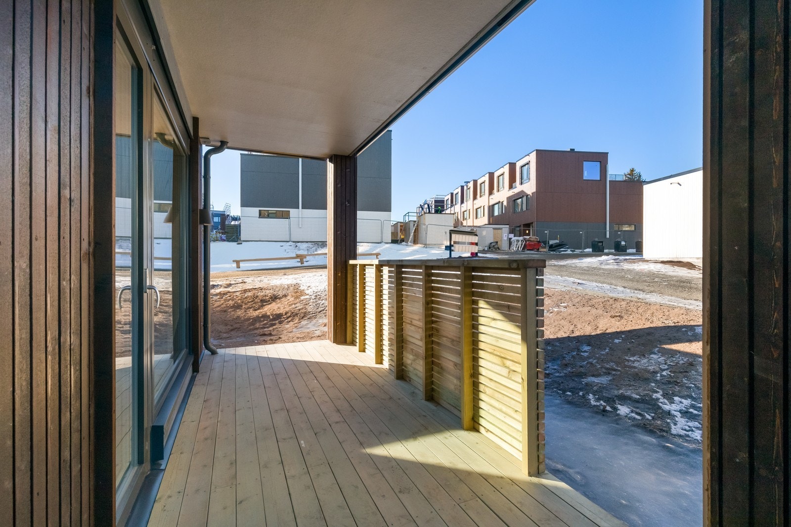 Terrasse med liten levegg. Galleribilde