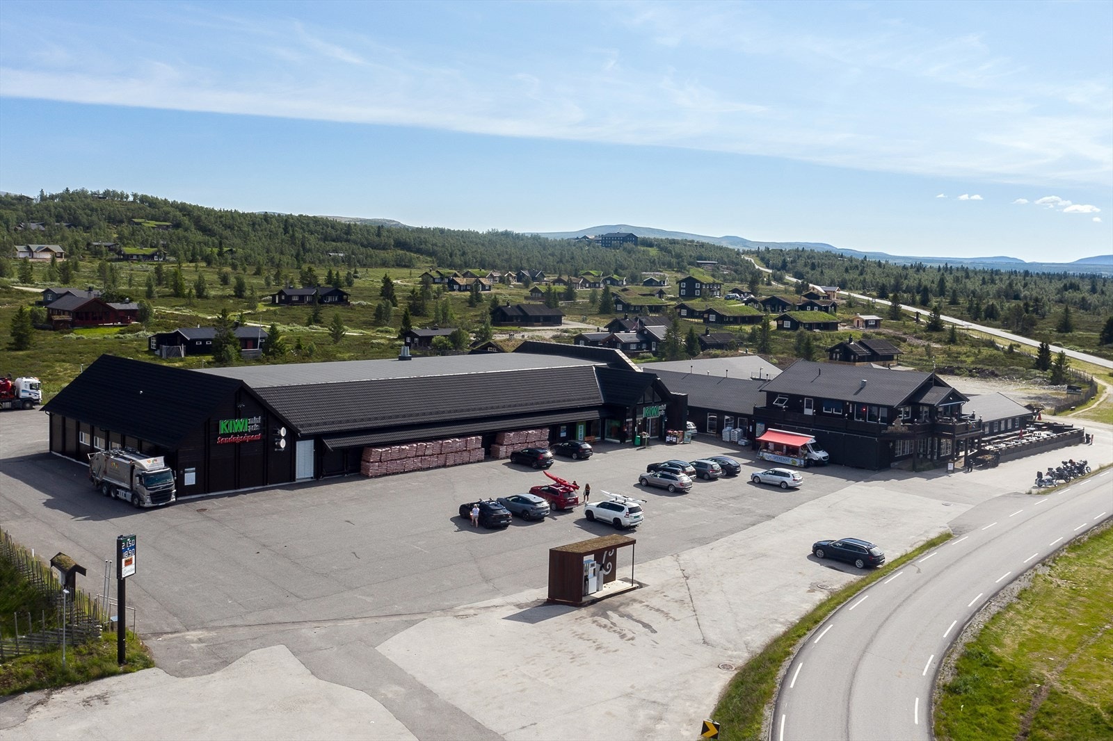 Søndagsåpen Kiwibutikk ligger ca. 5 min kjøretur unna. Galleribilde