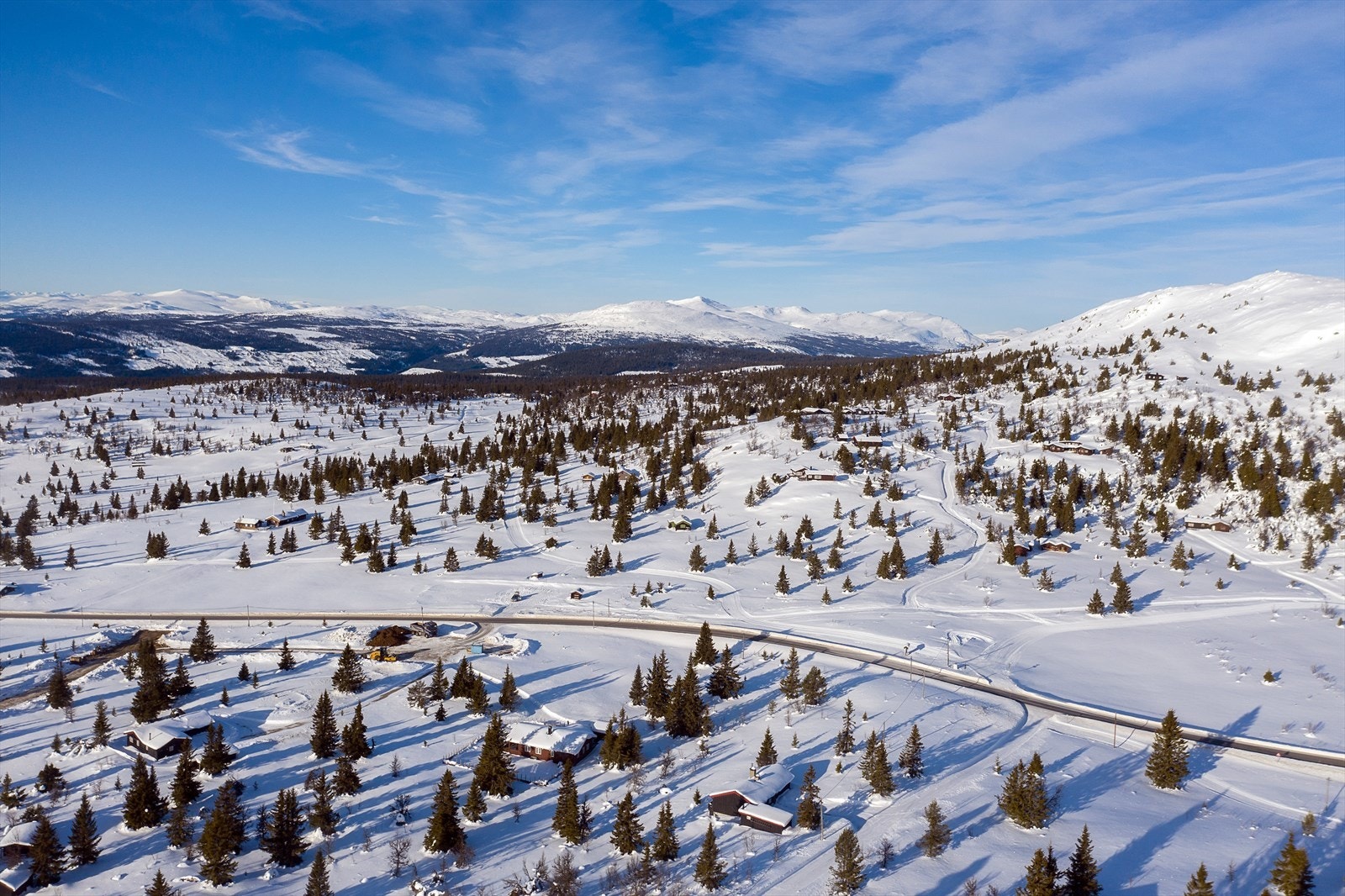 På høyre side i bilde kan du se Trabelifjell som er en enkel og fin topptur på sommerstid. Galleribilde