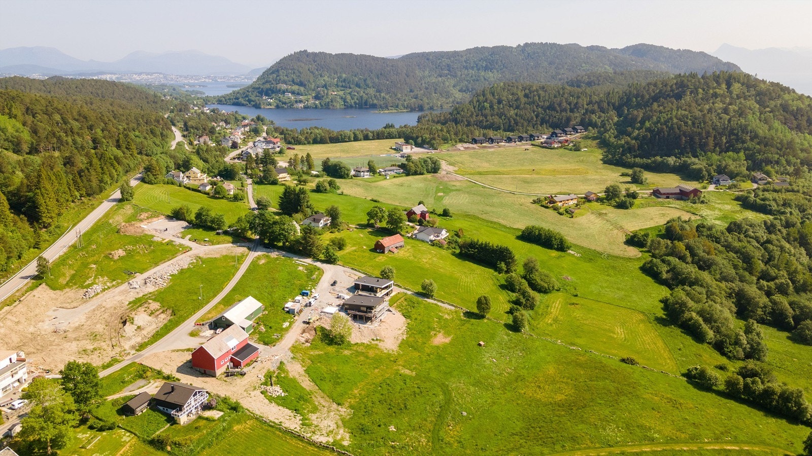 Videre er det ca 4,5 km til dagligvarebutikker og idrettsanlegget på Lømyra med bla kunstgressbane og discgolfpark Galleribilde