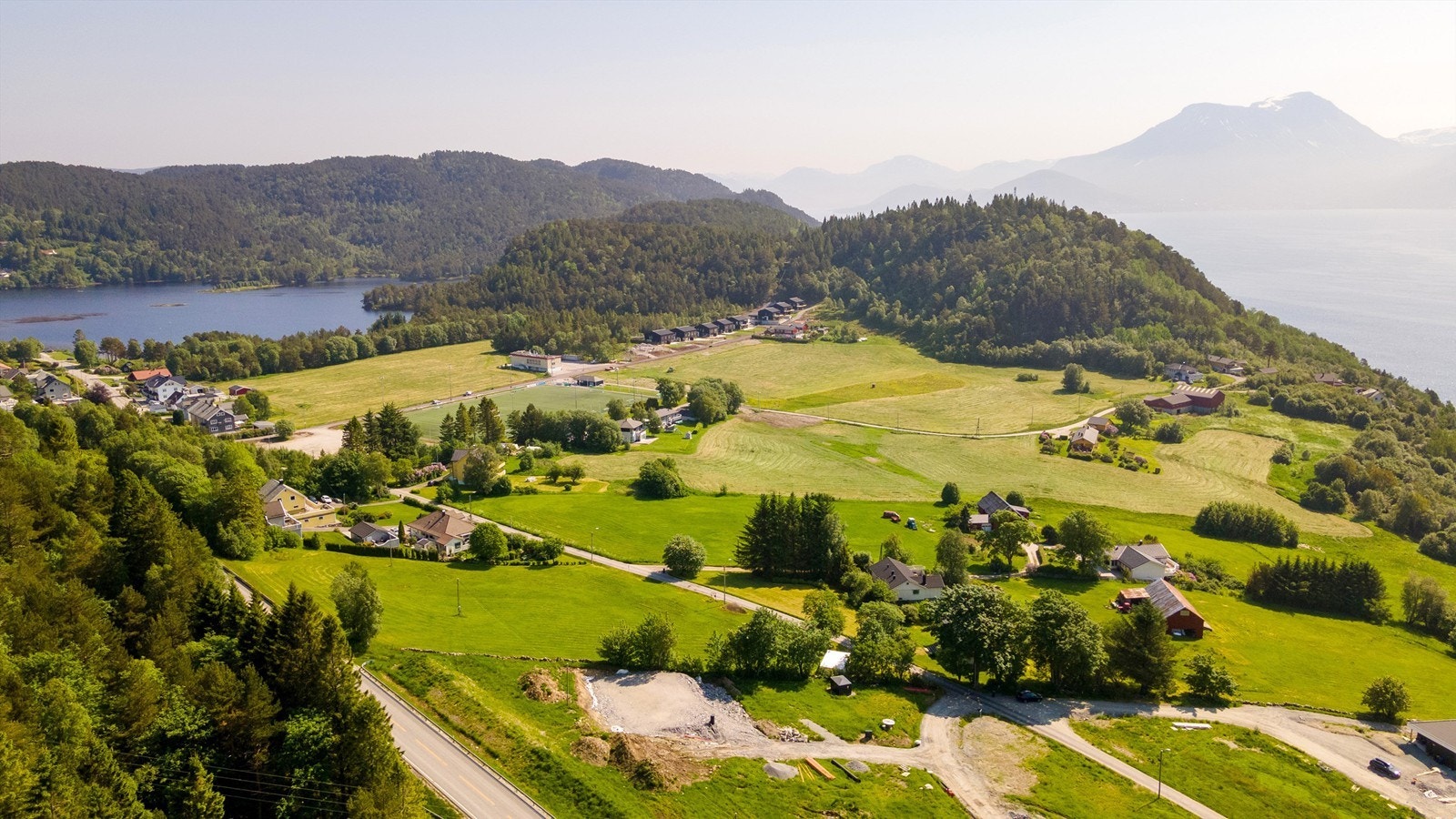 Tomten ligger høyt til i feltet med umiddelbar nærhet til bla Mauseidvåg stadion og turstiene rundt Mausavatnet og opp til Vardane Galleribilde