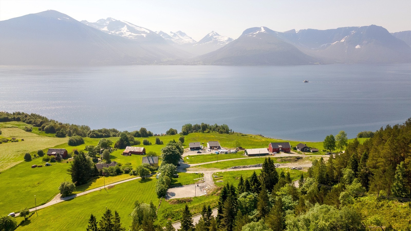 Det foreligger godkjent igangsettingstillatelse av en enebolig på ett plan med integrert garasje Galleribilde