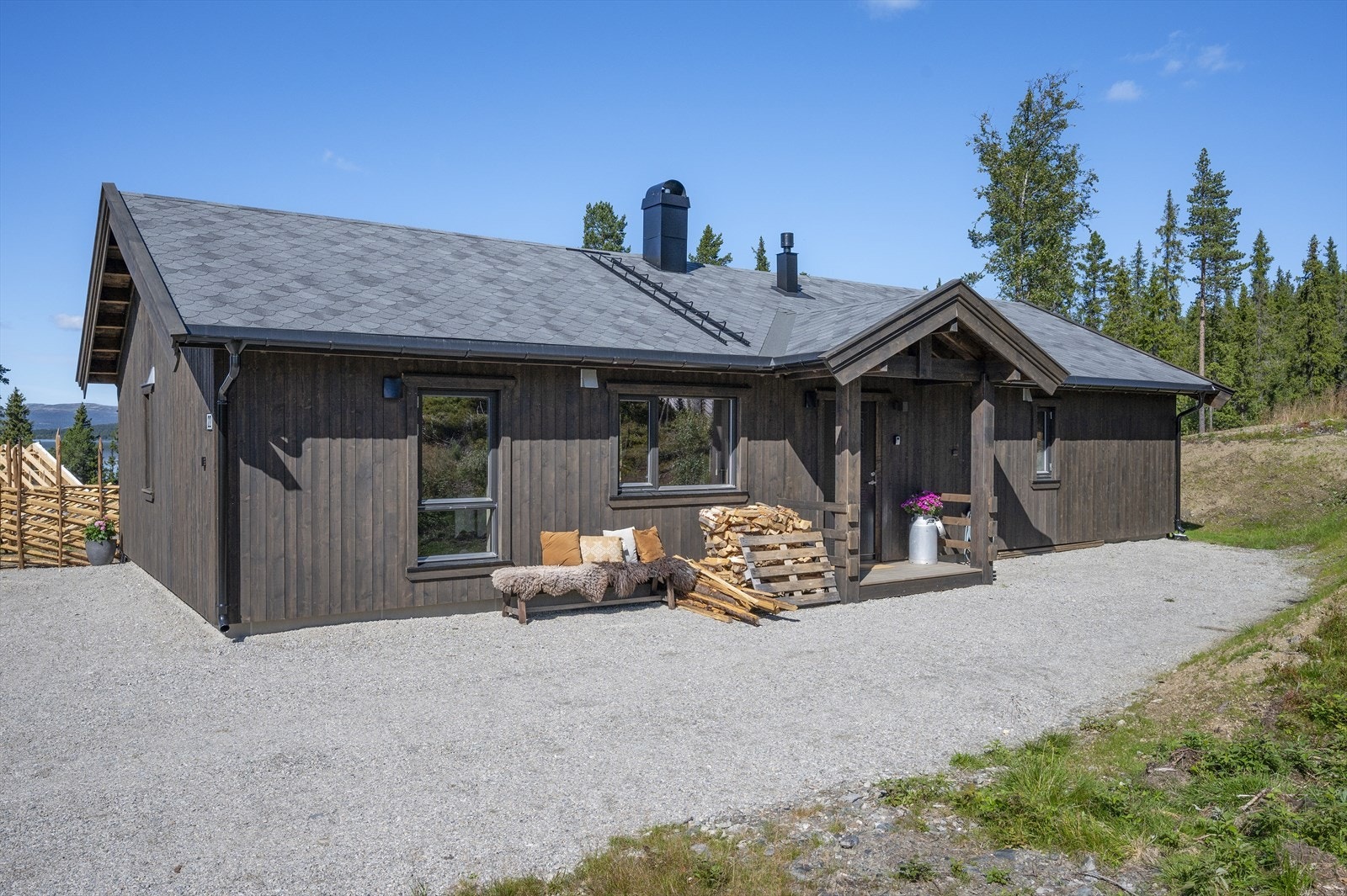 Moderne og tidsriktig hytte med gjennomgående høy standard. Galleribilde