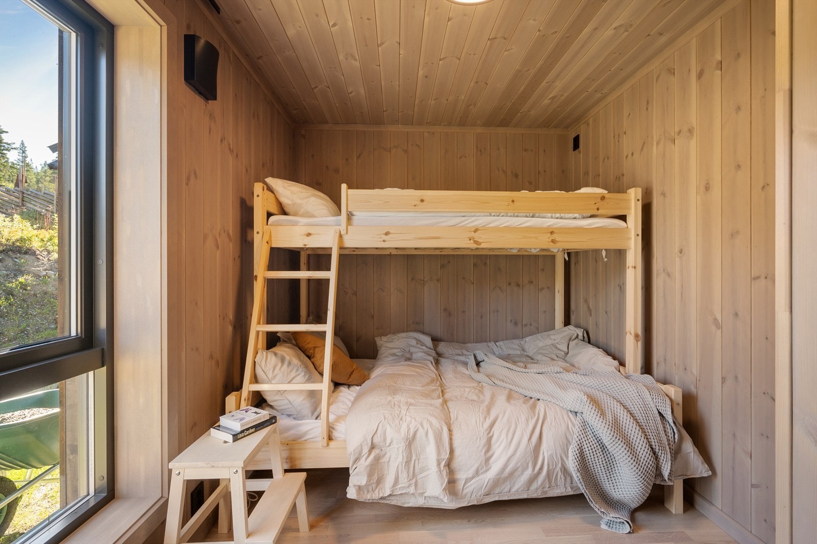 Det ene rommet er i dag innredet med køyeseng. Galleribilde