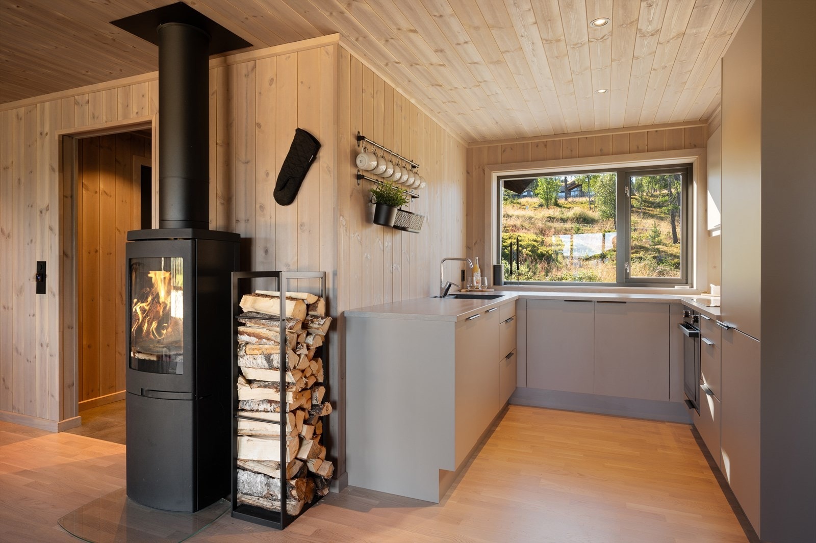 Innenfor stua er det et delikat og praktisk kjøkken, med gode arbeidsflater. Galleribilde