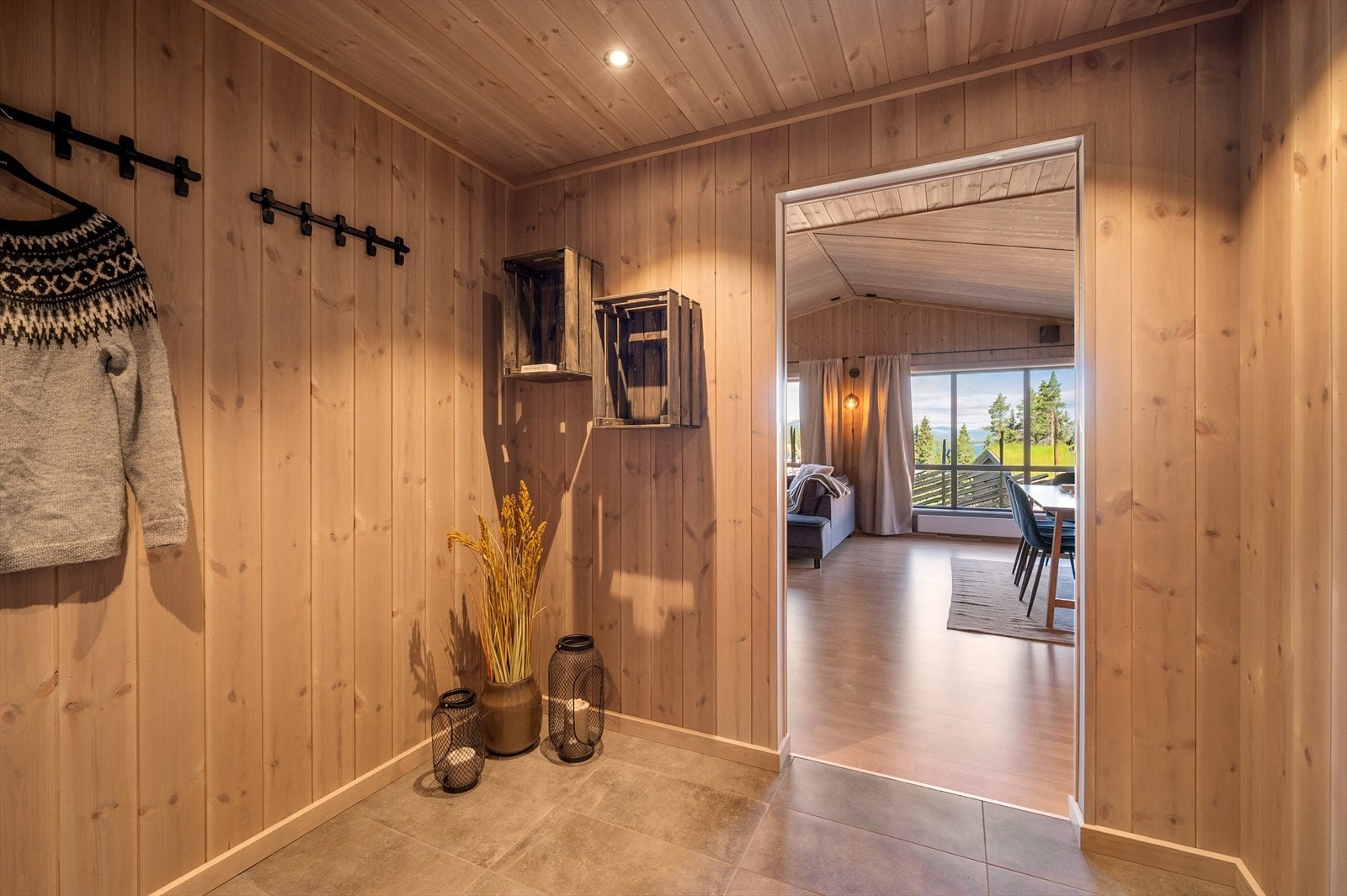 Romslig entré. Det er delikate fargevalg i hytta. Galleribilde