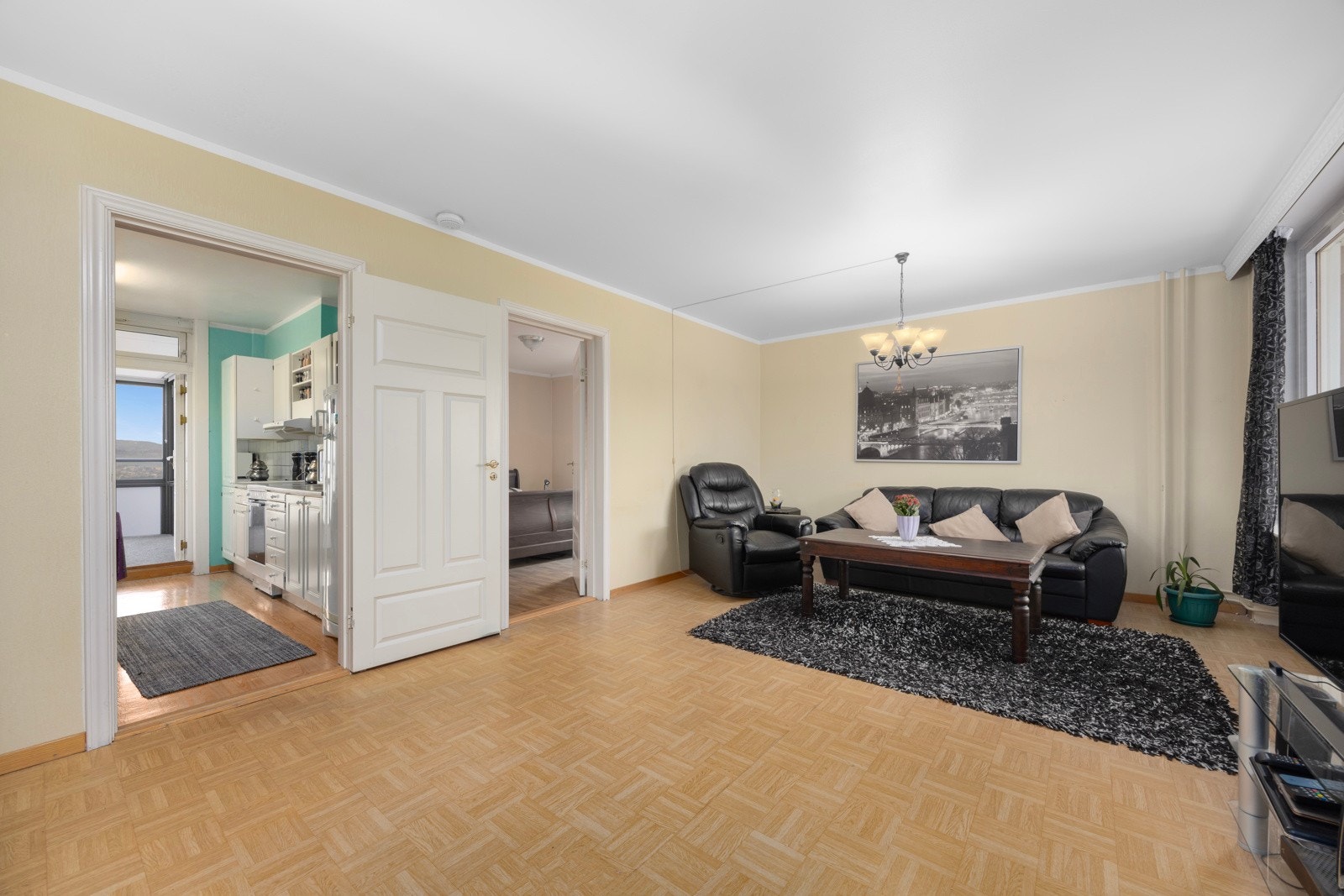 Stor stue med god plass til både sofagruppe og spisestuebord. Store vindusflater som slipper inn godt med naturlig lys. Galleribilde