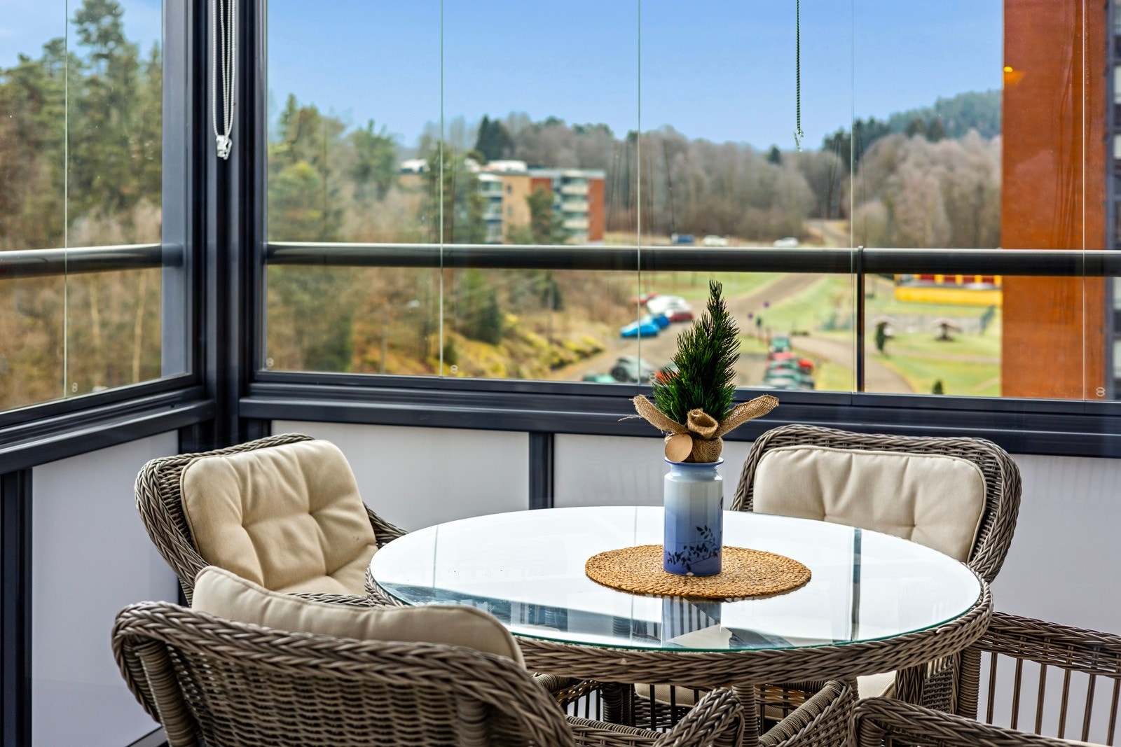 Balkongen har teppegulv og persienner til solskjerming. Galleribilde