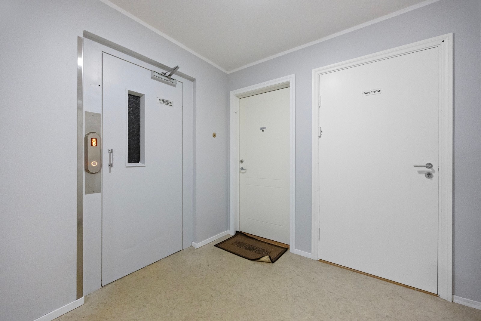 Det er tilkomst til leiligheten via trapp eller heis. Galleribilde