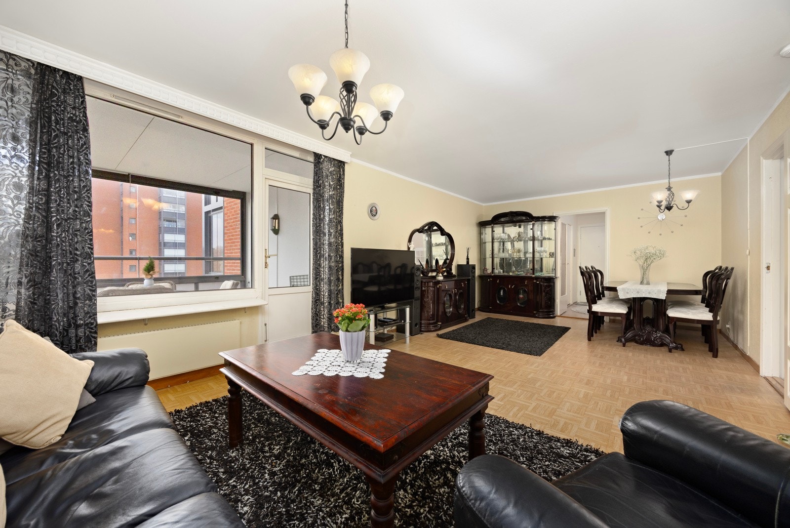 Fra stua er det utgang til den ene innglassede balkongen med flott utsikt og god plass til utemøbler. Galleribilde