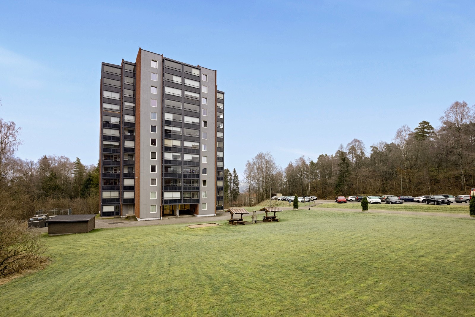 Tomten er fellesareal og er opparbeidet med plen, fotballbane, lekeplass og sittegrupper. Galleribilde