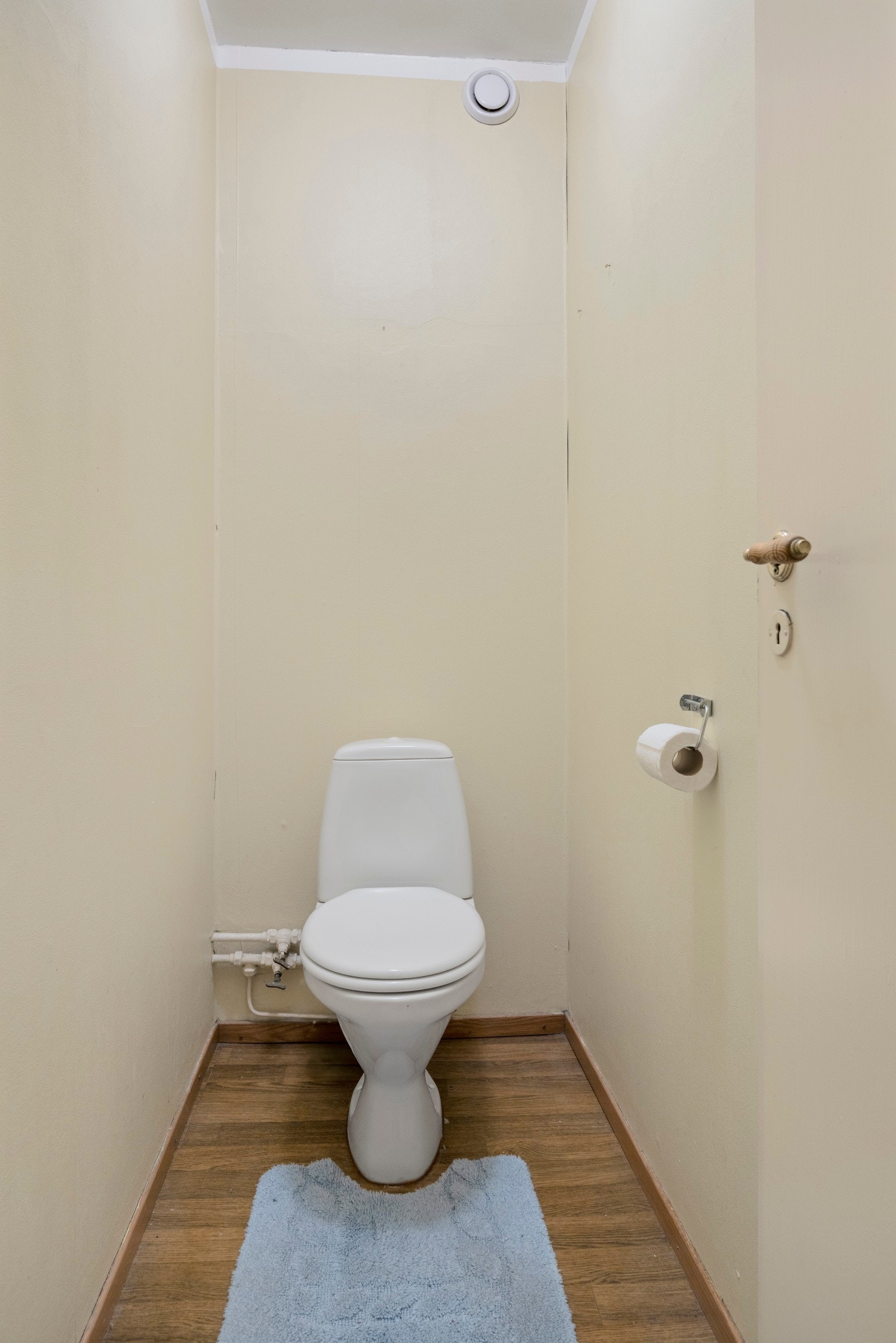 Toalettrommet har belegg på gulv og malte tak og vegger. Toalettrommet har ventilasjon til felles avtrekk og luftespalte i døren. Galleribilde