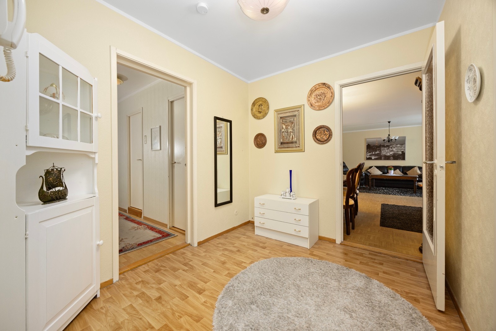 Leiligheten har en romslig entré med god plass til sko- og yttertøy. Det er montert calling-anlegg. I entreen er det i tillegg inngang til en praktisk innebod med plass til oppbevaring. Galleribilde