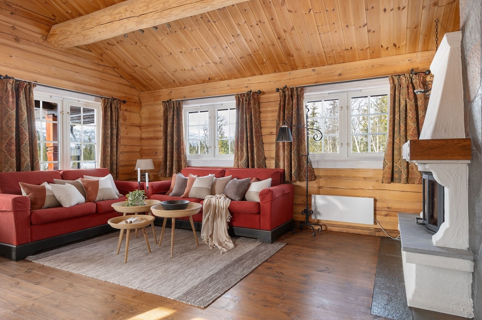 Store vinduer sikrer godt med naturlig lysinnslipp i stuen. Galleribilde