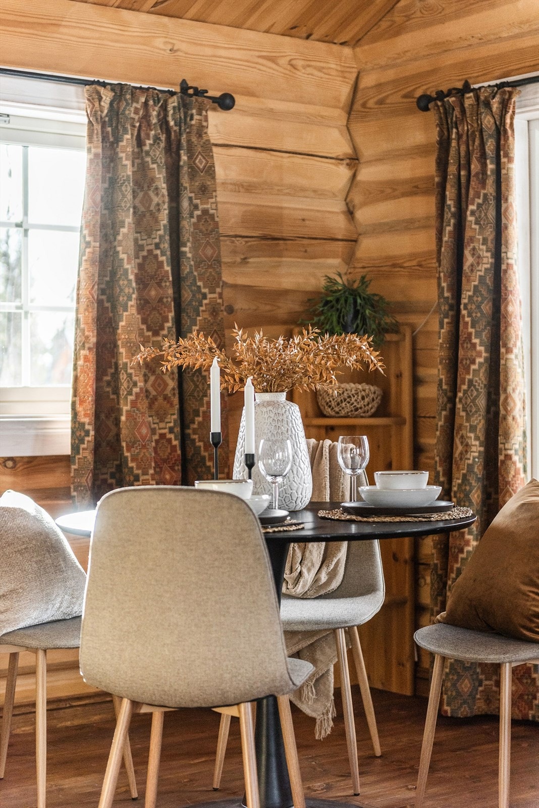 Lyst tremateriale på vegger og tak gir en varm og naturlig atmosfære i spiseområdet. Store vinduer slipper inn rikelig med naturlig lys, som gir et behagelig innemiljø. Galleribilde