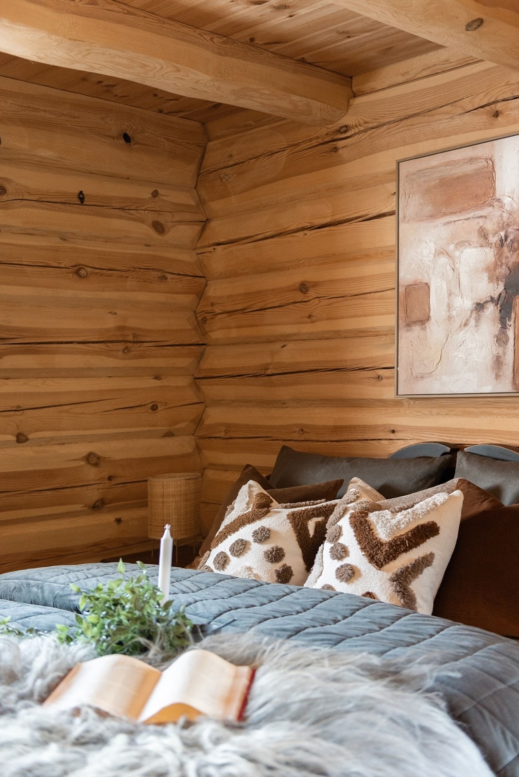 Tømmervegger gir en tradisjonell og solid følelse i soverommet. Galleribilde