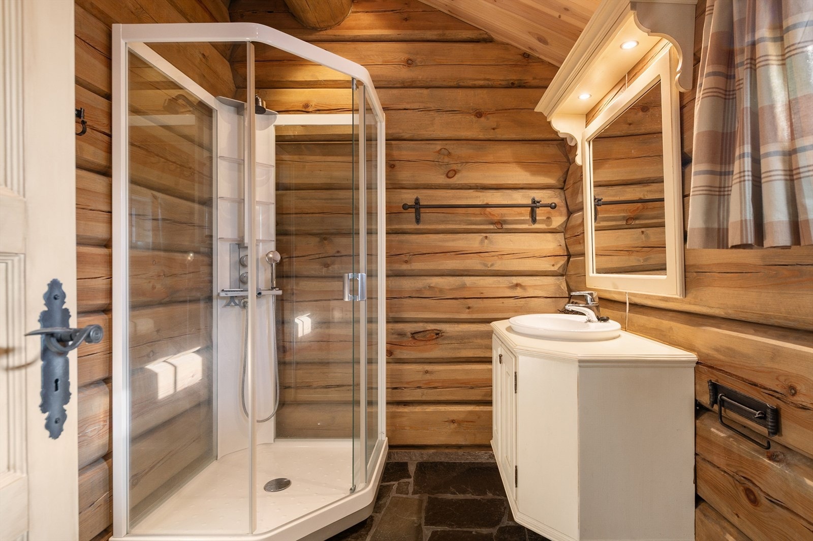 Dusjkabinettet og flislagt gulv sikrer en funksjonell og lettstelt baderomsløsning - her fra bad nr. 2 Galleribilde