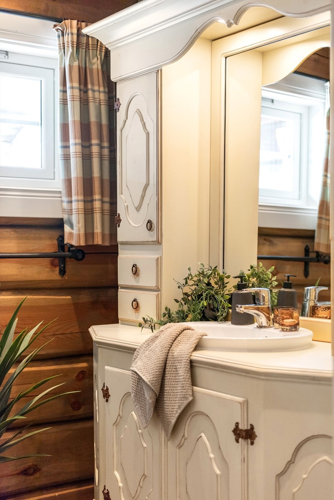 Tømmervegger og rustikk innredning som skaper en god hyttefølelse Galleribilde