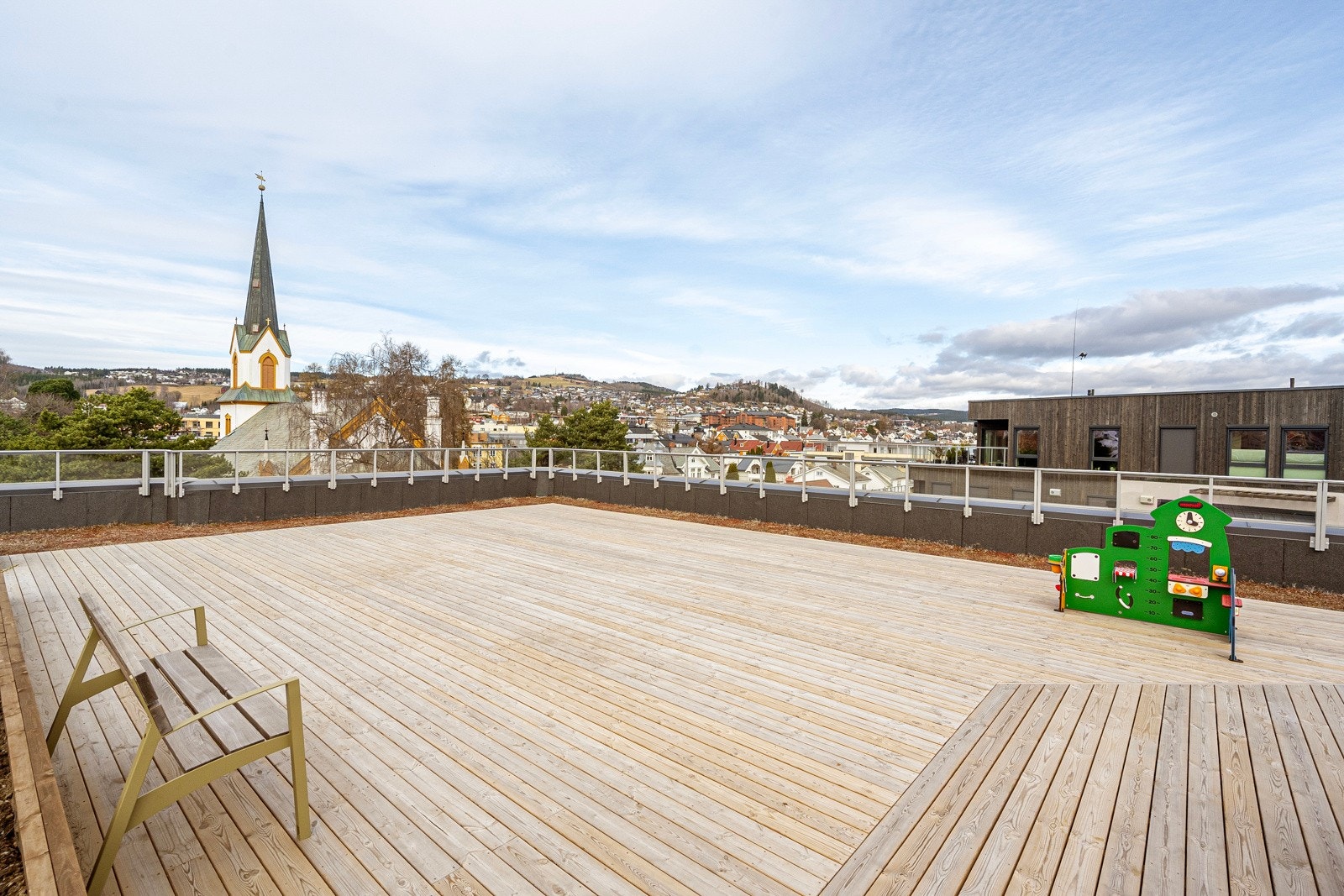 Et lite lekestativ på felles takterrasse. Galleribilde
