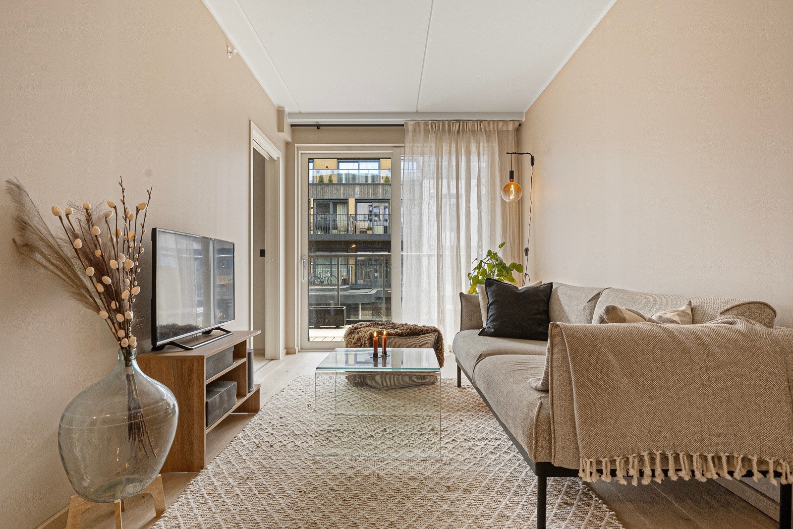 Stuen har dør ut til terrasse. Galleribilde