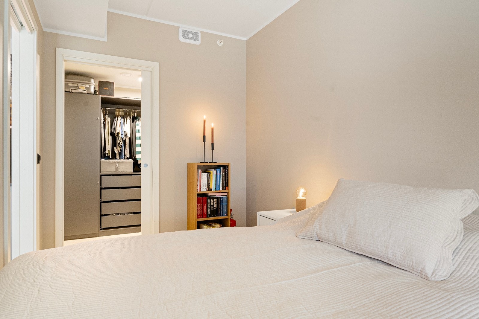 Soverom med direkte tilgang til walk in closet. Galleribilde