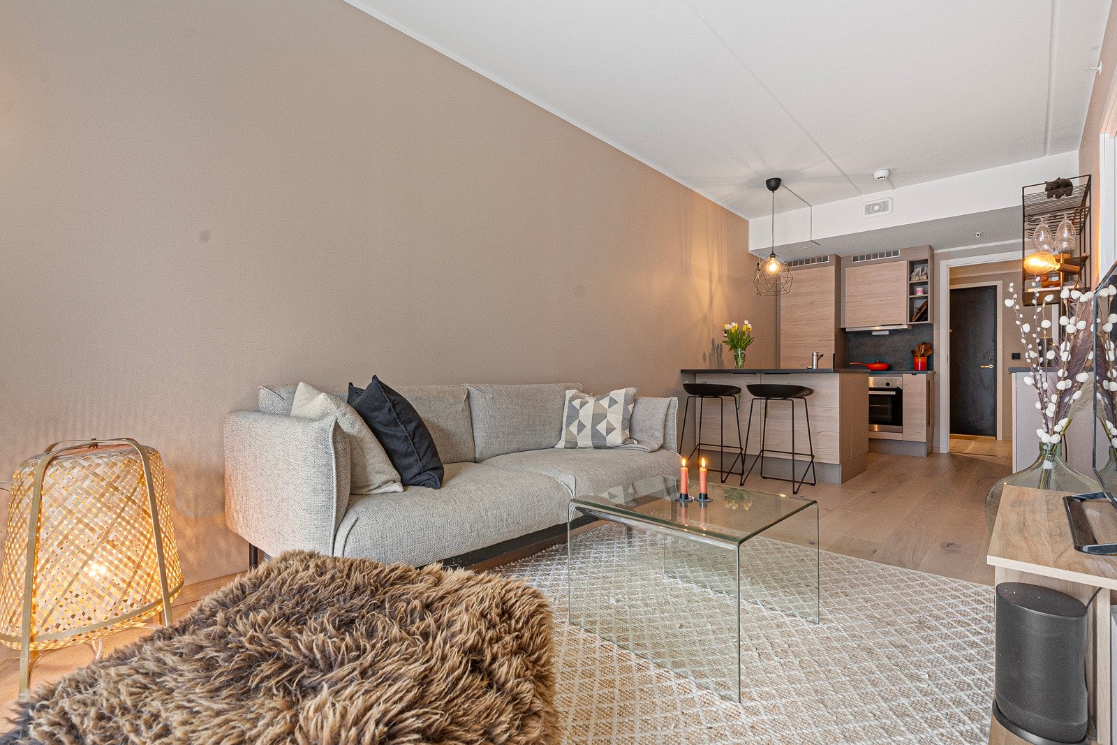 Parkett på soverom, kjøkken og stue. Galleribilde