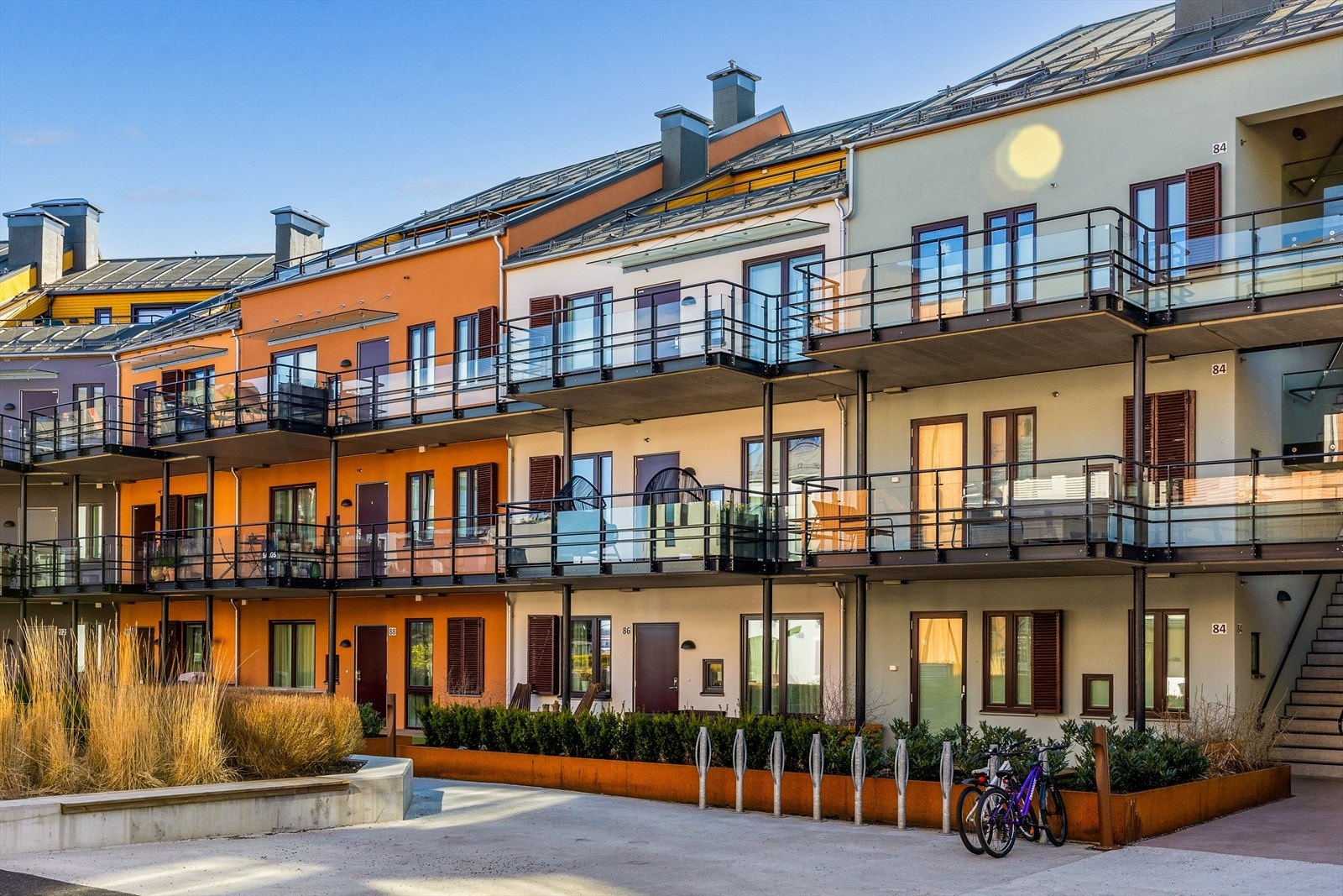 Inngangssiden er mot nordvest og her er ettermiddagssolen Galleribilde