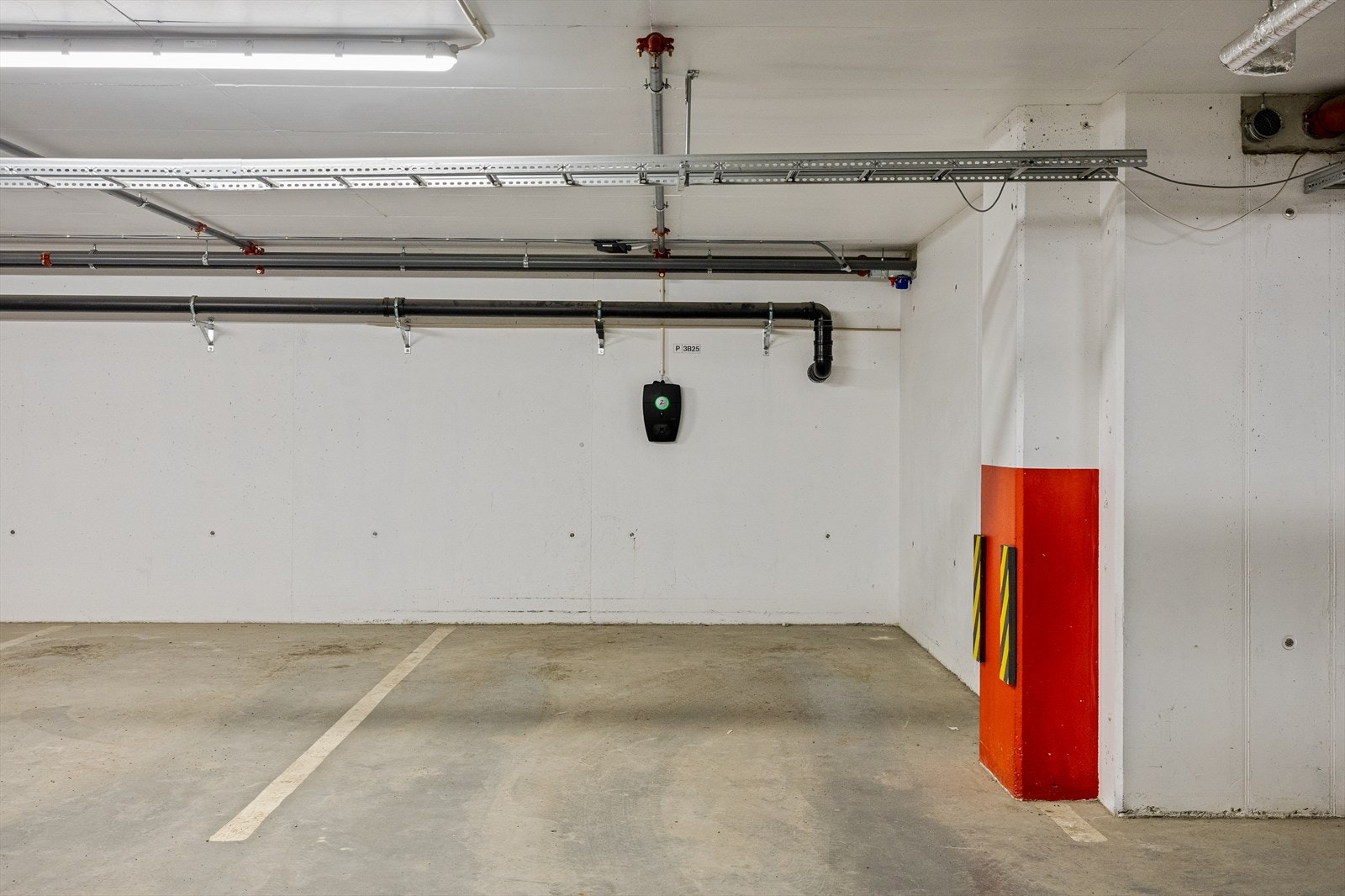 Garasjeplass med elbil-lader Galleribilde