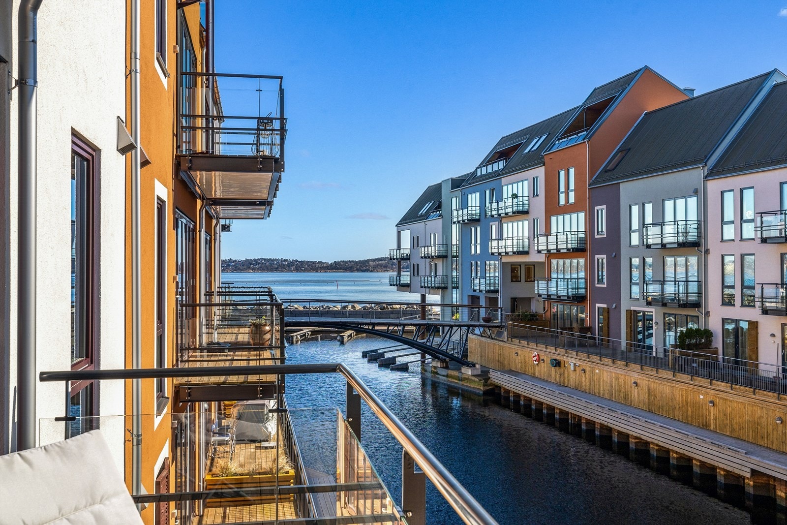 Leiligheten ligger ved en kanal med promenade. Området er pent opparbeidet med trapper og beplantning. Galleribilde