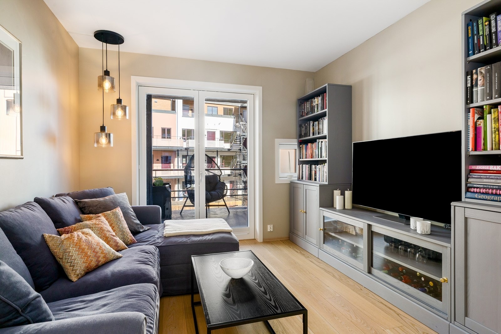 TV-stuen. Rommet kan eventuelt benyttes som soverom ved en enkel bruksendring til kommunen. Galleribilde