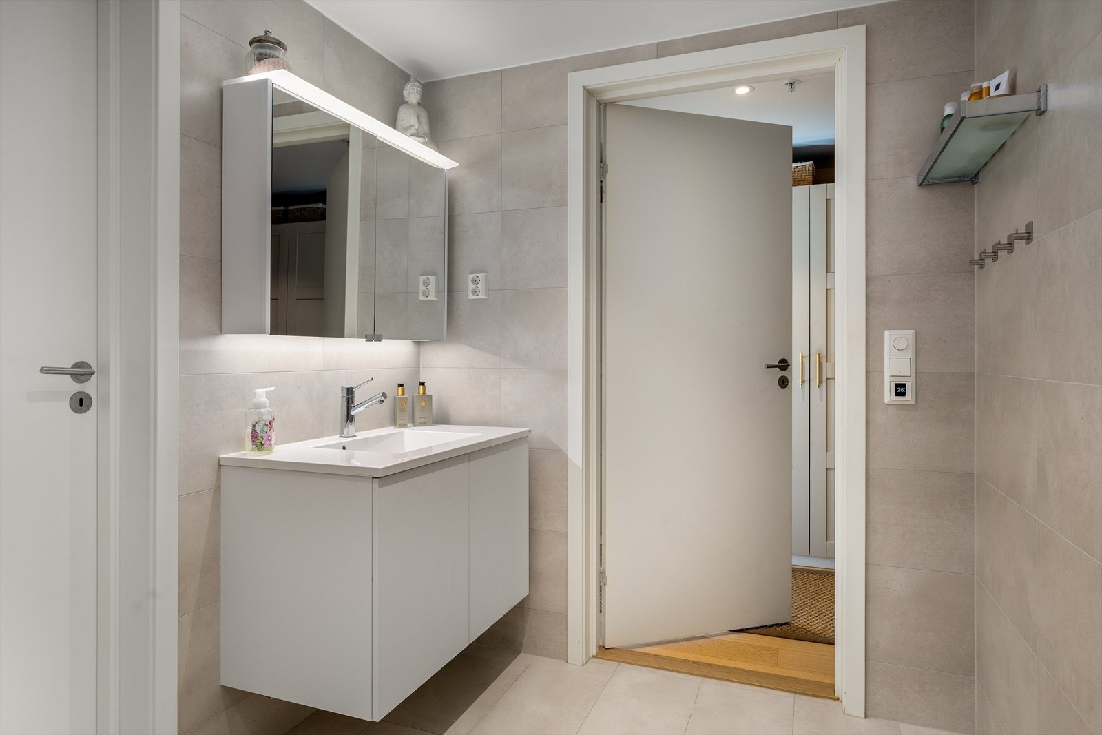 Bad/vaskerom er romslig Galleribilde