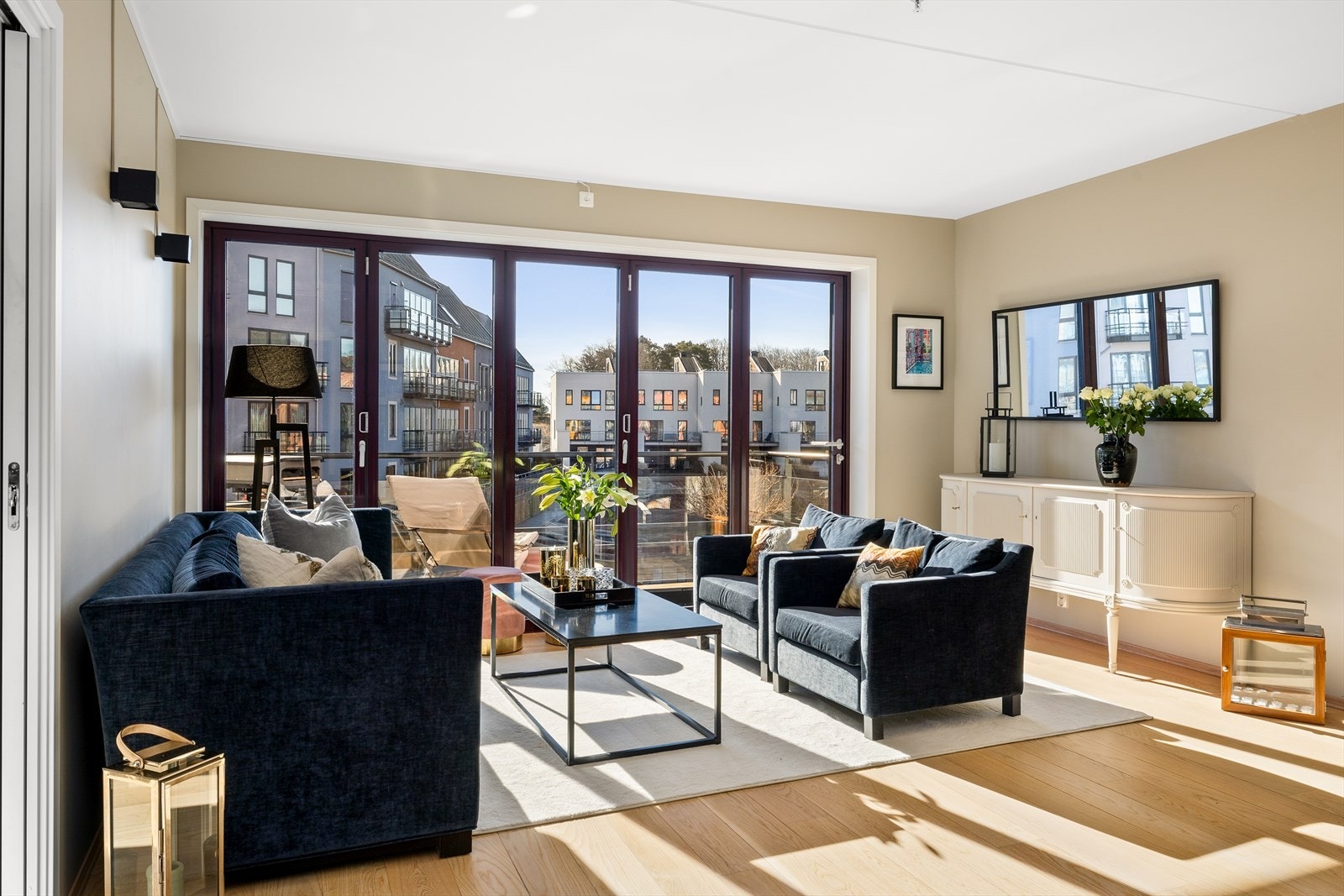 Stuen med foldedøren med store glassfelt til balkongen Galleribilde