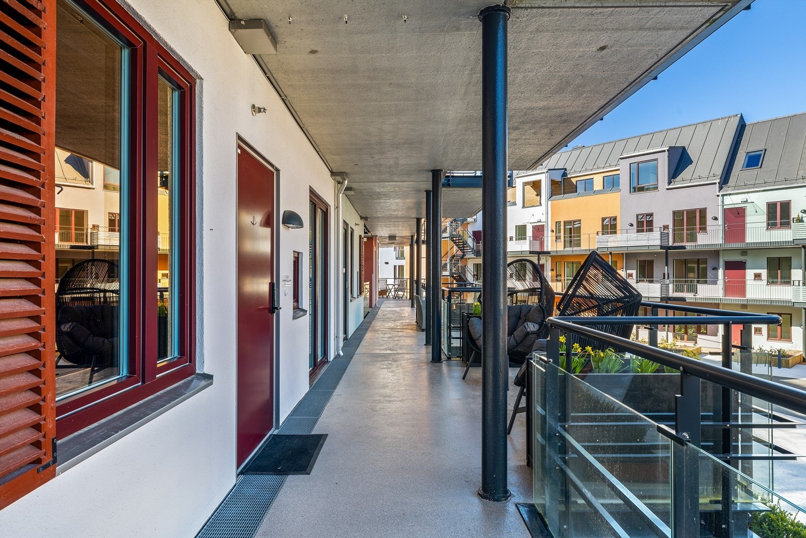 Inngangsdøren via svalgangen Galleribilde