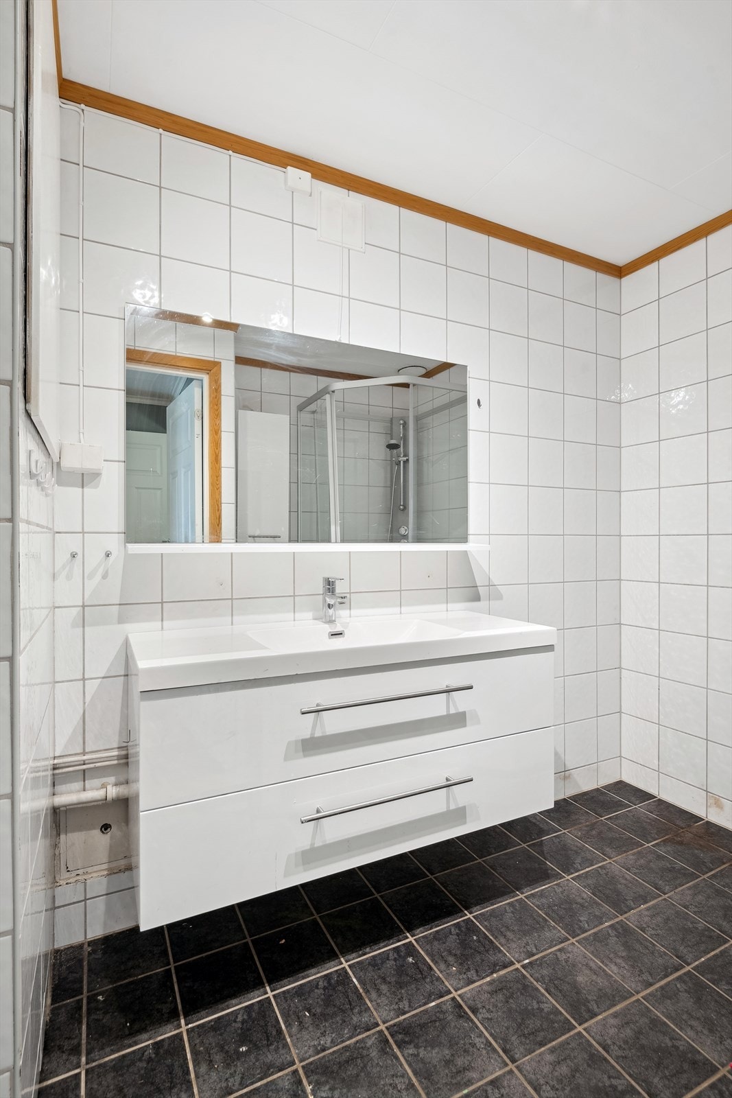 Hovedbadet er flislagt, har stor servantinnredning og varmekabler. Galleribilde