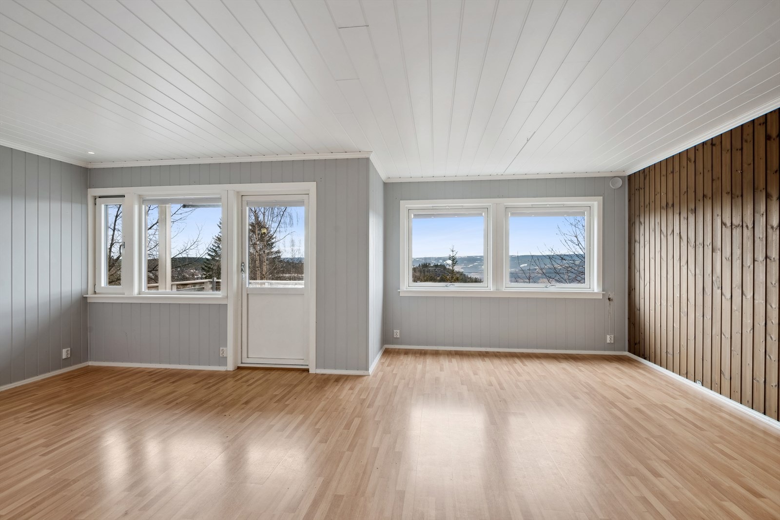 Stuen har en lun og fin farge med flott utsikt, som skaper et naturlig lys. Galleribilde