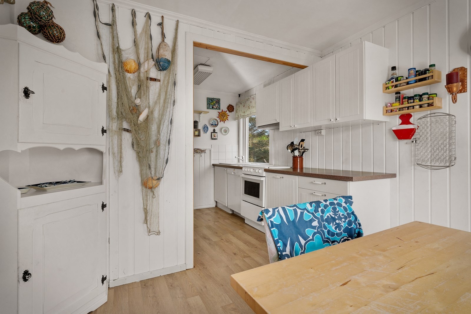 Kjøkkenet er utført med profilerte fronter og benkeplate av laminat med nedfelt vask. Galleribilde