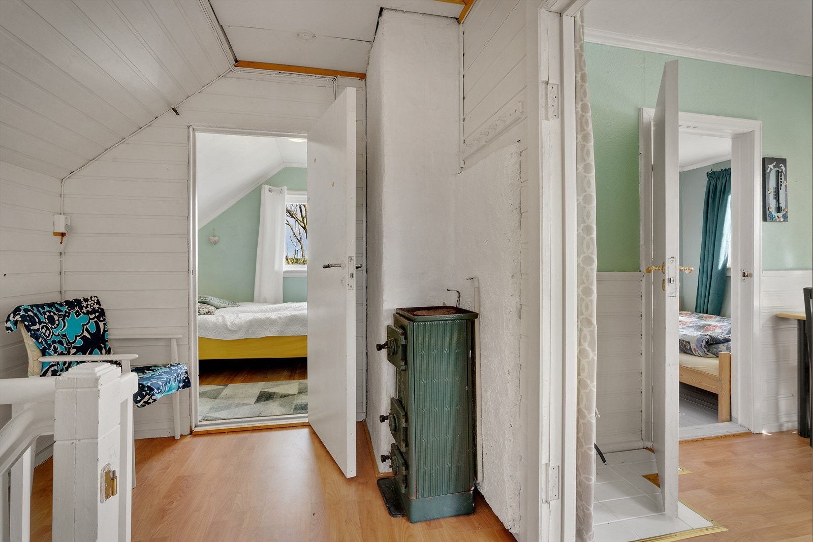 I 2.etasje/loft finner du tre soverom og èn tv-stue. Galleribilde