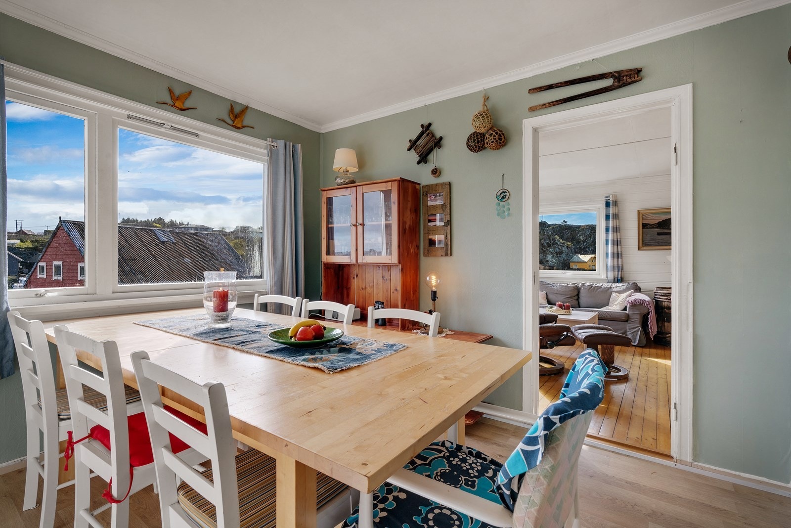 Kjøkkenet ligger like ved stuen og har god plass til spisebordsgruppe. Galleribilde